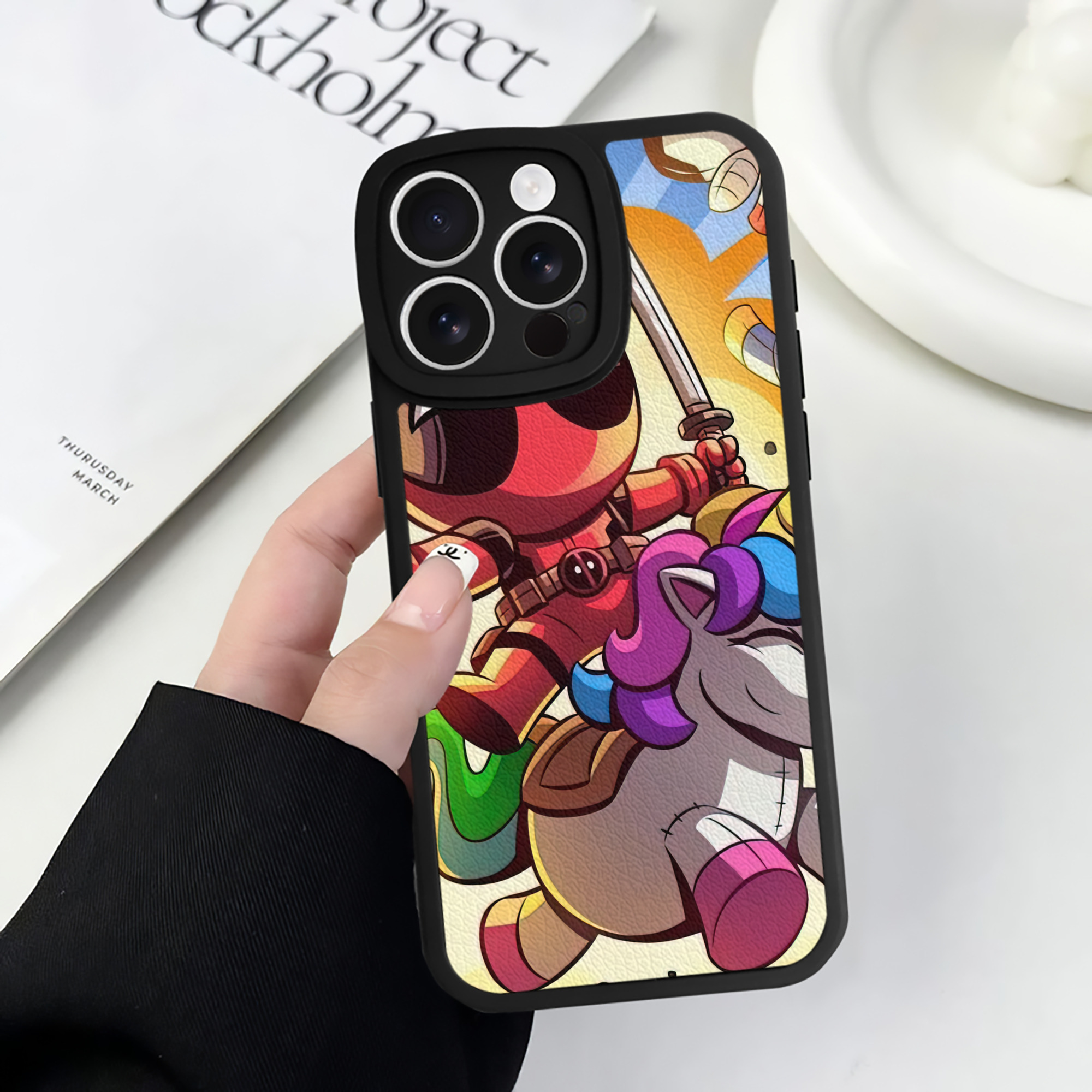 （画像用） Deadpool デッドプール 【iPhone 16シリーズ対応】シリコンスマホケース（レザー調） 材質：シリコン
